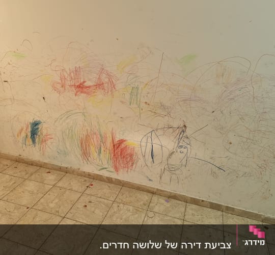 קיר עם ציורים צבעוניים בעפרונות צבעוניים שונים